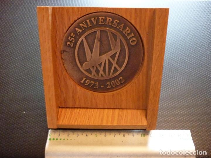 Military Antiques: Medalla en bronce sobre soporte madera,25&ordm;aniversario XXIX promoci&oacute;n de la Academia General del Aire