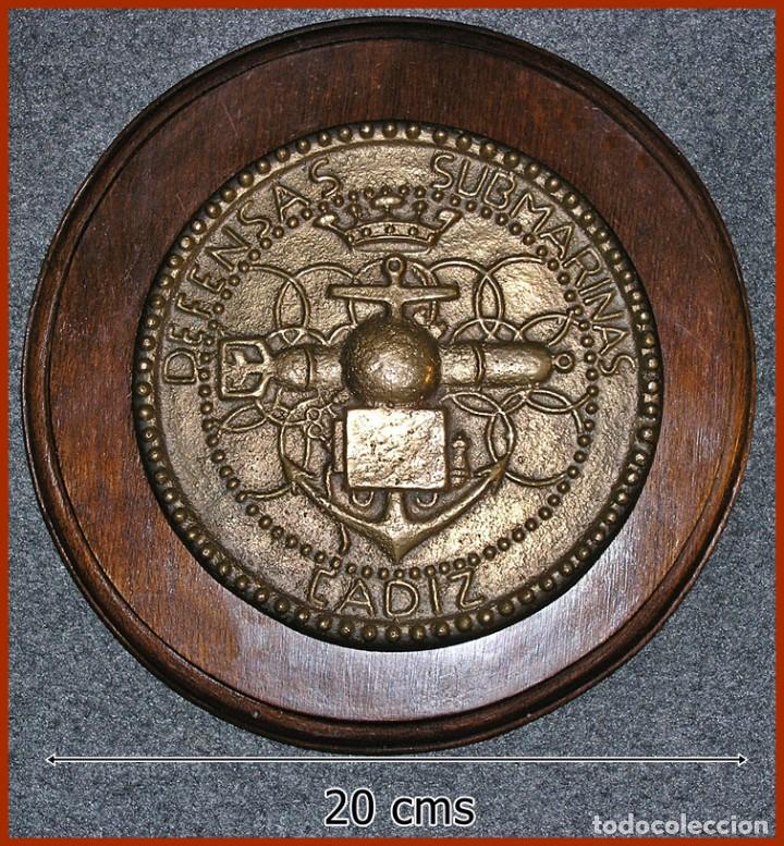 Military Antiques: 102/229..Metopa de Lat&oacute;n... Defensa Submarina C&aacute;diz....MIDE 20 cms de di&aacute;metro .Pesa 1,100 grs.