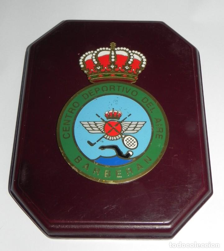 Military Antiques: METOPA ESMALTADA DEL CENTRO DEPORTIVO DEL AIRE, BARBERAN, MIDE 18 X 14 CMS.