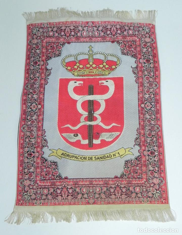Military Antiques: RECUERDO DE LA AGRUPACION DE SANIDAD N.1, MIDE 33 X 20 CMS. CON FORMA DE ALFOMBRA.