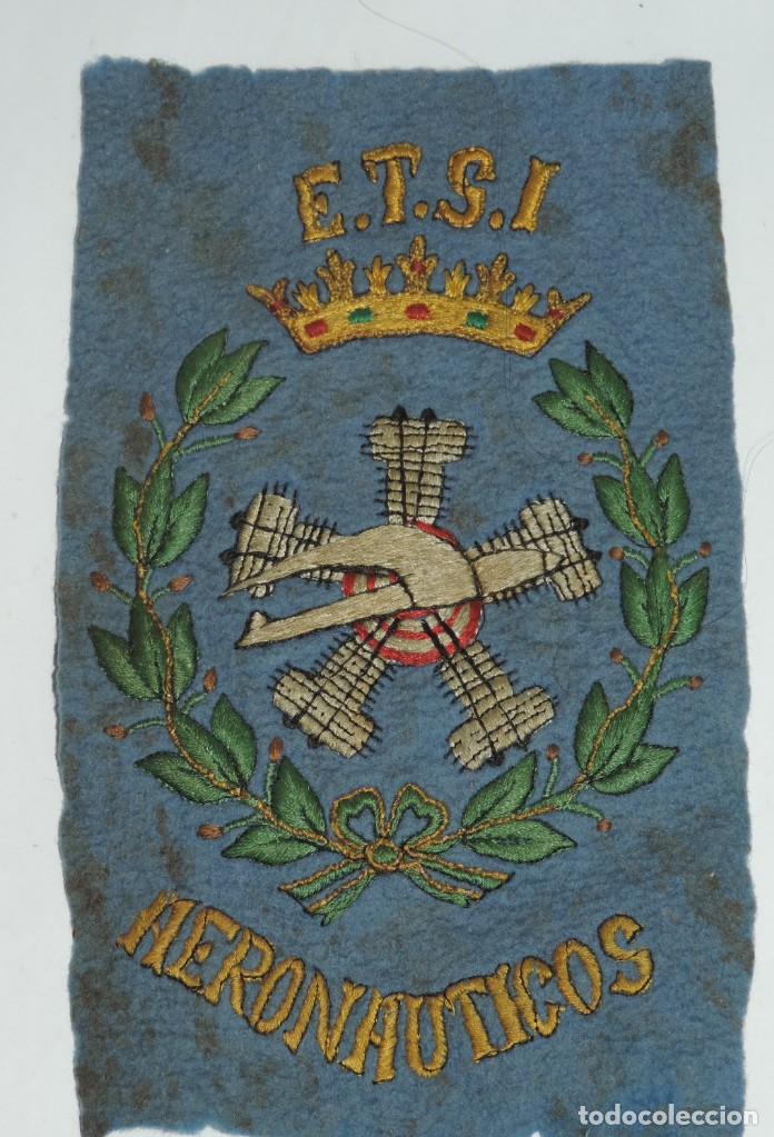 Militaria: Banderin de la Escuela T&eacute;cnica Superior de Ingenieros Aeron&aacute;uticos, bordado a mano, mide 20 x 12 cms