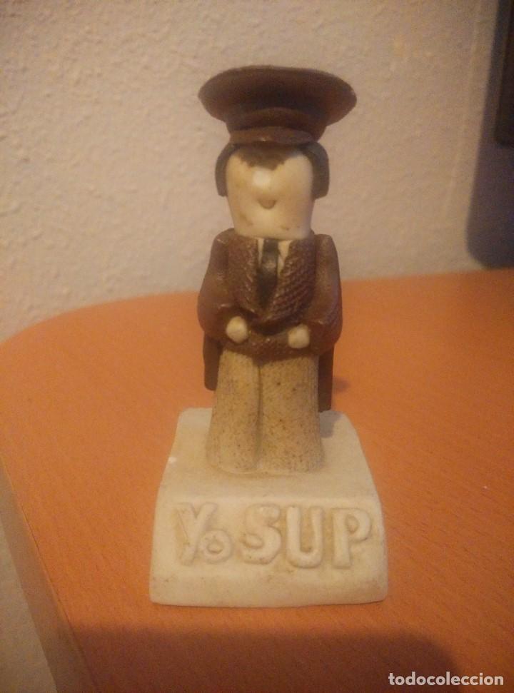 Military Antiques: FIGURA DE POLICIA NACIONAL MARRON DE SUP, MIDE UNOS 7 CM
