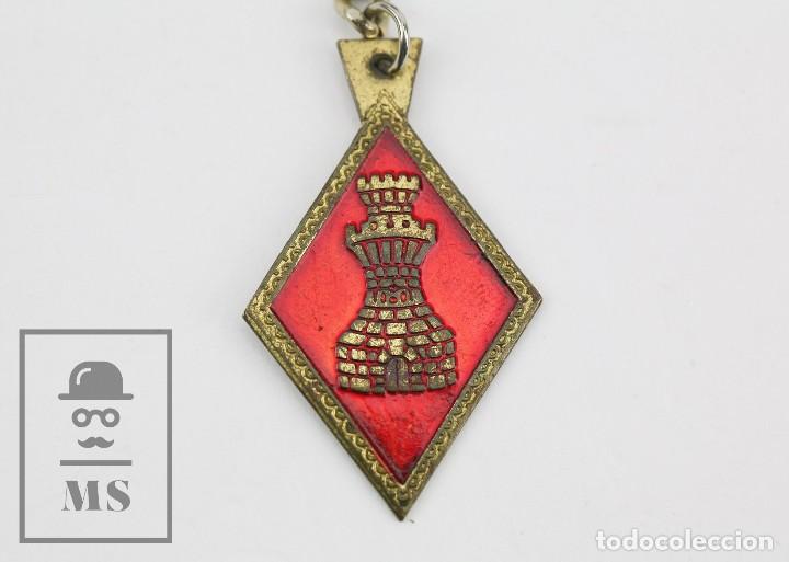 Military Antiques: Llavero con Rombo del Ej&eacute;rcito - Emblema Militar de Ingenieros - Rojo - Medidas 27 x 42 mm