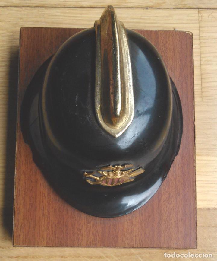 Military Antiques: CASCO DE BOMBERO DE VALENCIA A ESCALA SOBRE PEANA DE MADERA