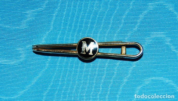 Militaria: Pasador de corbata M de militar.