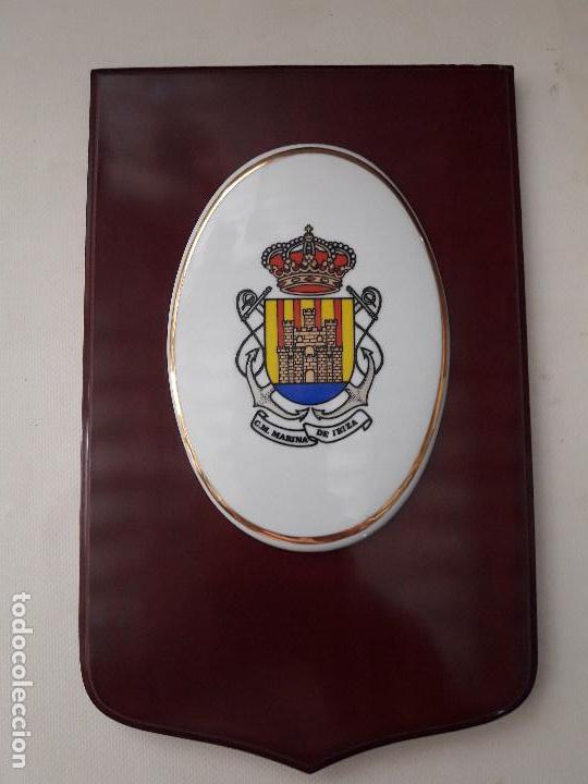Military Antiques: Metopa de madera y ovalo ceramico con escudo; COMANDANCIA MILITAR DE MARINA DE IBIZA.