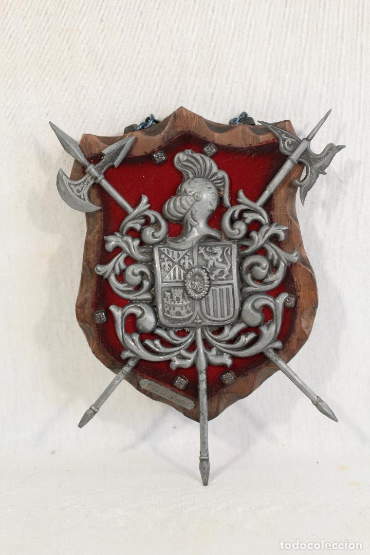 Military Antiques: metopa escudo de armas de 2 espadas metal sobre madera