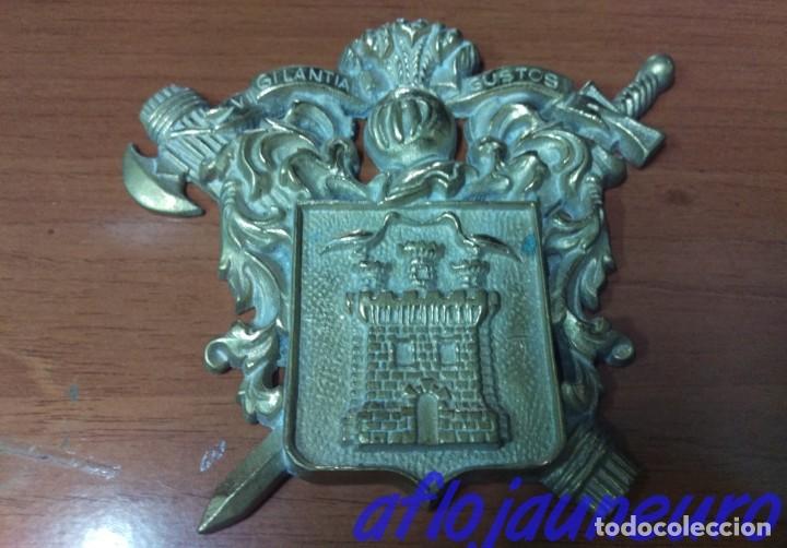 Military Antiques: Raro escudo en bronce guardia civil