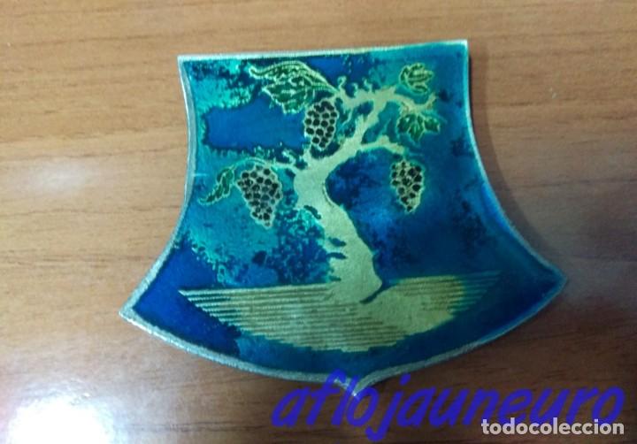 Military Antiques: Chapa escudo esmaltado -vi&ntilde;a-