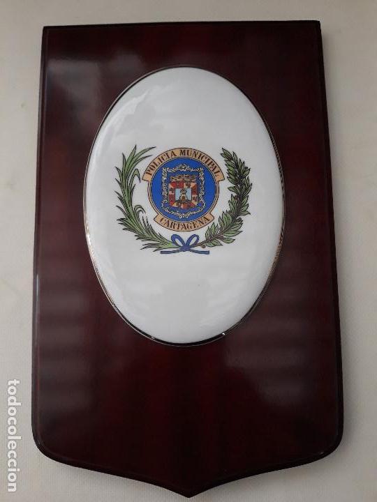 Military Antiques: Metopa madera con escudo serigrafiado en ovalo cer&aacute;mico. Polic&iacute;a Municipal de Cartagena.