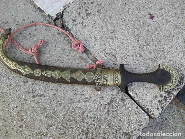 Military Antiques: Bonita daga alfanje del norte de Africa - madera y metal - Vaina en lat&oacute;n repujado