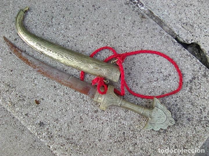 Military Antiques: Bonita daga alfanje del norte de Africa - madera y metal - Vaina en lat&oacute;n repujado