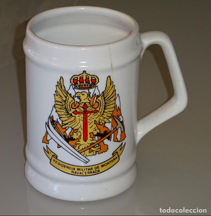 Militaria: JARRA DE CER&Aacute;MICA DE LA RESIDENCIA MILITAR DE MONTA&Ntilde;A NAVACERRADA MADRID. 13 CM. 400GR