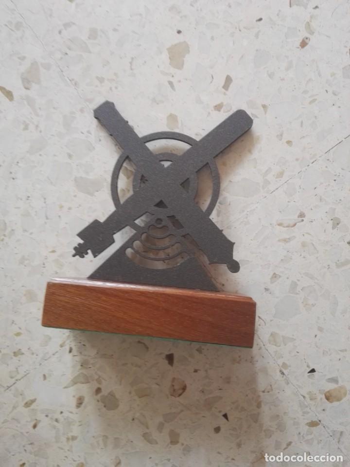 Militaria: Emblema de artillera, de sobremesa sobre pie de madera
