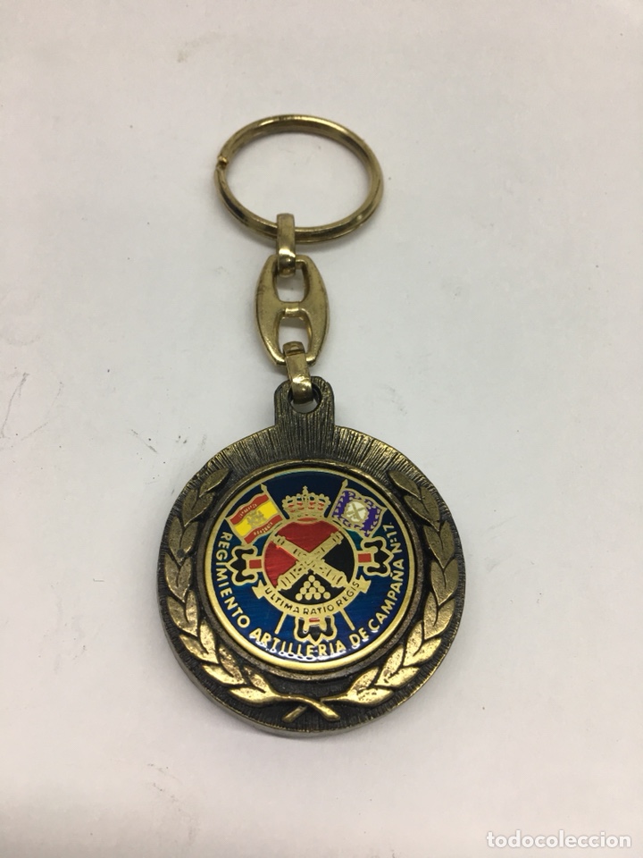 Militaria: Llavero militar Regimiento de artiller&iacute;a de campa&ntilde;a n&uacute;mero 17 esmaltada fuego