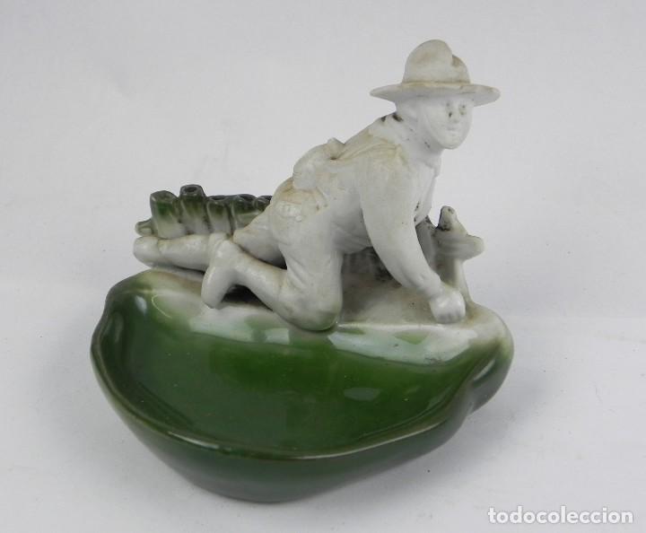 Military Antiques: CENICERO DE LOS BOY SCOUTS, EXPLORADORES, REALIZADO EN BISCUIT, ALGUN LIGERO DESPERFECTO EN EL GORRO