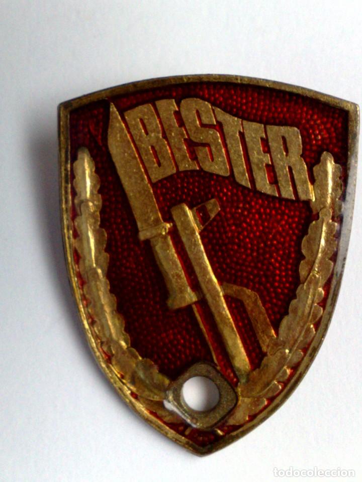 Militaria: CHAPA METALICA ESMALTADA,BESTER ( DESCRIPCI&Oacute;N)