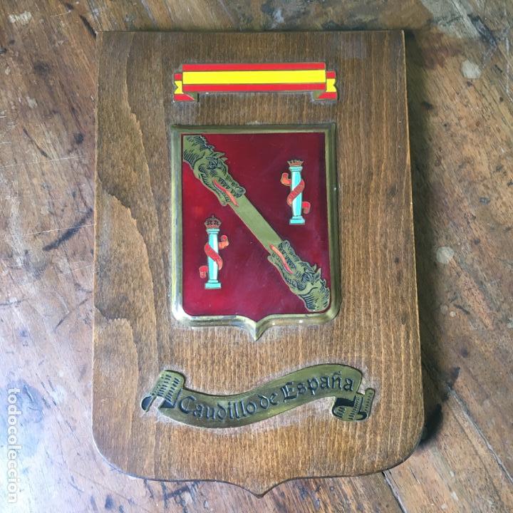 Military Antiques: Metopa con el escudo y la bandera nacional con el texto Caudillo de Espa&ntilde;a, 25x17cm