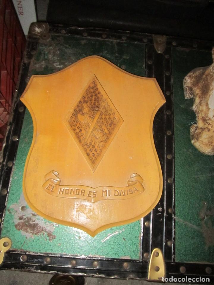 Militaria: Metopa de madera tallada Guardia Civil el Honor es mi divisa medida 34 X 27 cm.