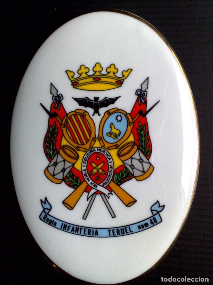 Militaria: PLACA DE PORCELANA ESMALTADA,REGIMIENTO TERUEL N&Uacute;MERO 48 (16CM. X 11,5CM.) DESCRIPCI&Oacute;N