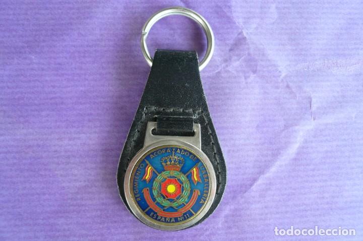 Militaria: Llavero en soporte de cuero del Regimiento Acorazado de Caballer&iacute;a, Espa&ntilde;a n&ordm;11
