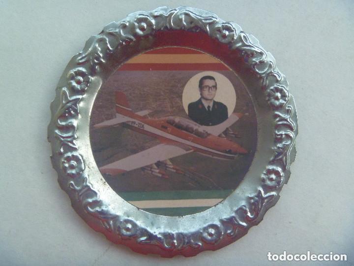 Militaria: AVIACION - RECUERDO DE LA MILI : PLATITO PLATEADO CON FOTO DE MILITAR Y AVION.