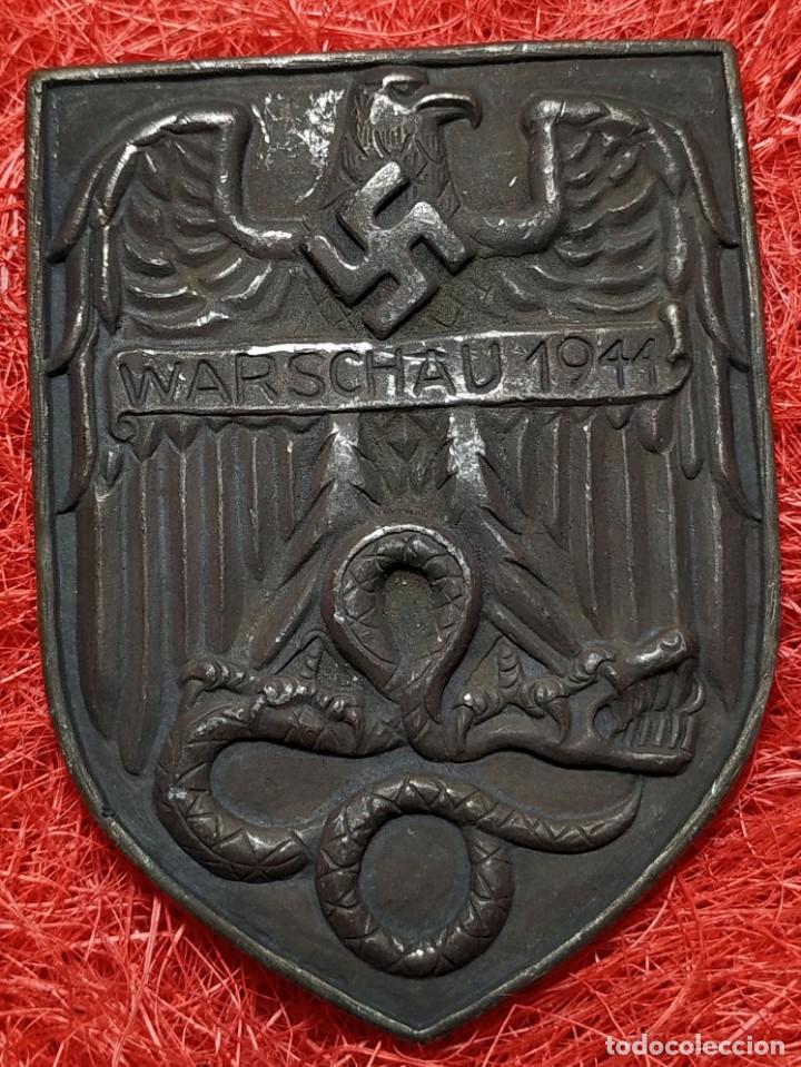 Militaria: Insignia Warschau 1944. Shield Warschau 1944. Medidas: 75 x 55 mm. Buntmetall. III Reich