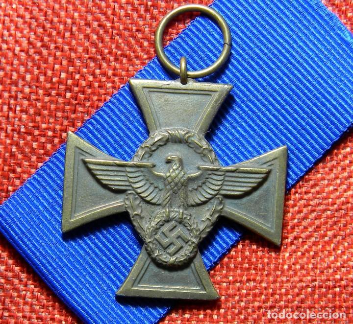 Militaria: Medalla por los servicios leales en la Policia - F&uuml;r Treue Dienste In Der Polizei. Medidas: 60 X 43