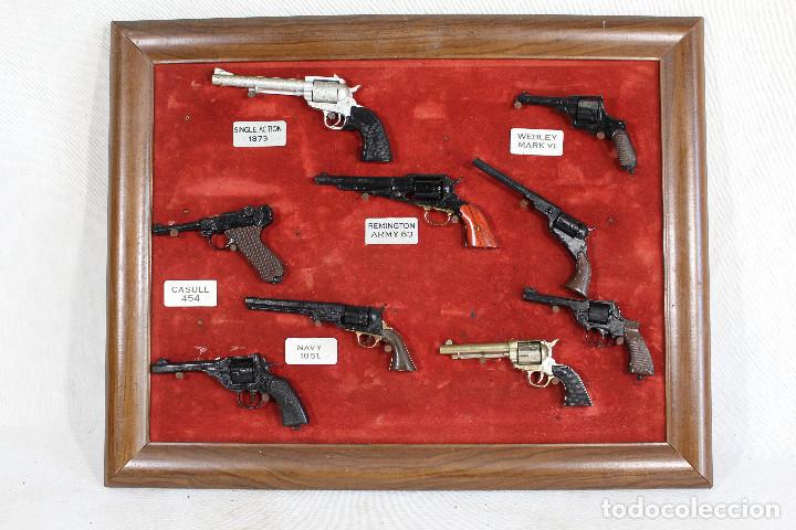 Military Antiques: cuadro con 9 armas miniatura de reproduccion