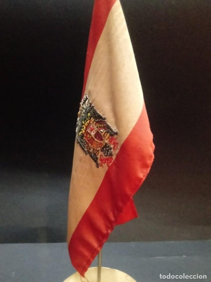 Military Antiques: Bandera de Espa&ntilde;a desobremesa con peana