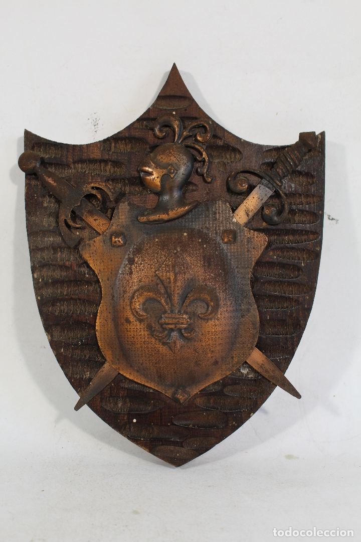 Military Antiques: panoplia con flor de lis en cobre sobre madera