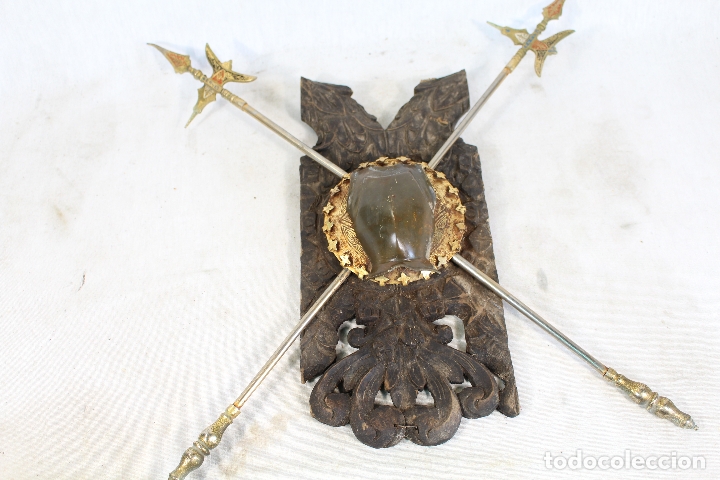 Military Antiques: metopa con armadura y 2 espadas metal sobre madera