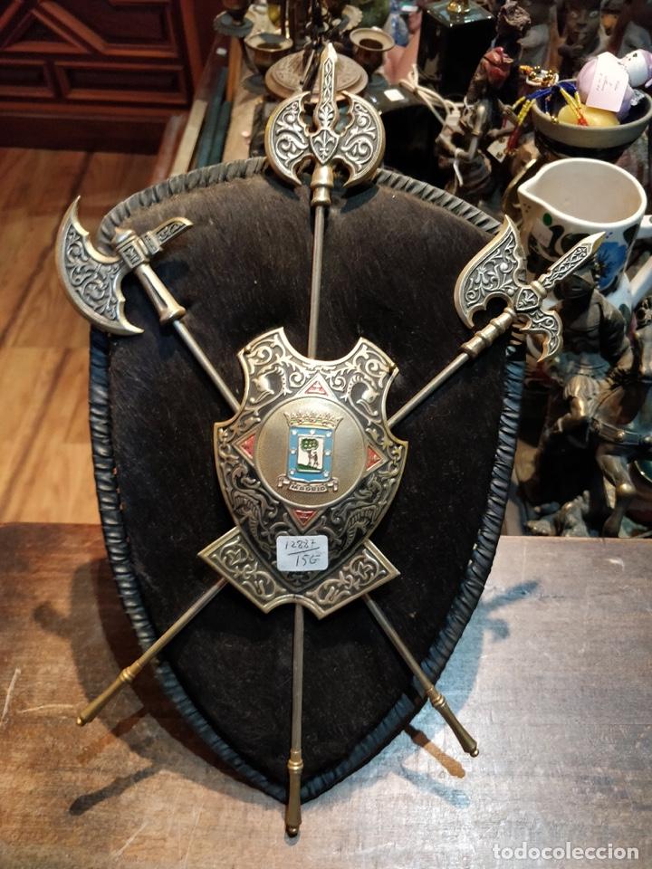 Military Antiques: Escudo de armas de la Villa de Madrid - 35.5 x 24cm