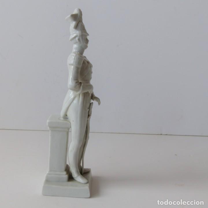 Militaria: Figura de porcelana de un soldado. Alemania 1940 - 1950 - Foto 2 - 171038774