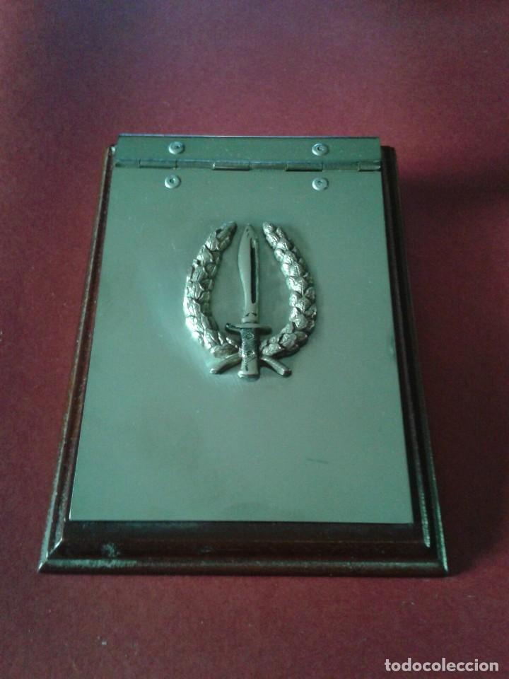 Military Antiques: SOPORTE PARA BLOC DE NOTAS. EN ALPACA Y CON BASE DE MADERA.EMBLEMA OPERACIONES ESPECIALES.