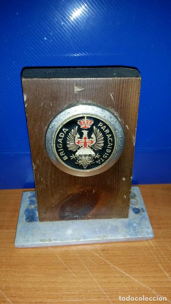 Military Antiques: MINI MONOLITO EN MADERA Y METAL.RESTOS DE PEGAMENTO, BRIGADA PARACAIDISTA.TAMA&Ntilde;O 7X11X5 CMS. APROX