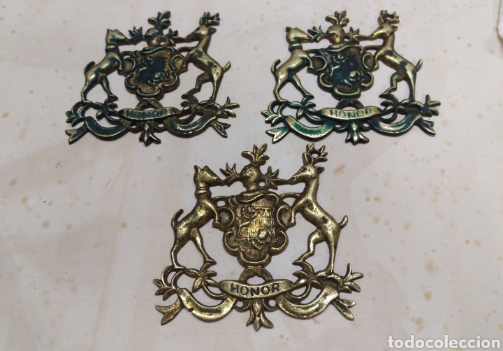 Military Antiques: Lote de 3 escudos her&aacute;ldicos armas con logo HONOR en bronce antiguo