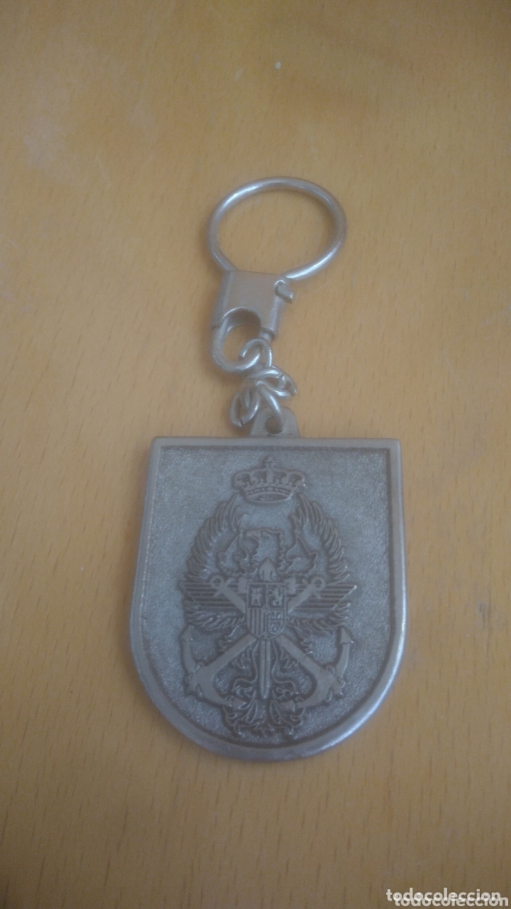 Military Antiques: MINISTERIO DE DEFENSA ESPA&Ntilde;OL. LLAVERO A&Ntilde;OS 60 CON ESCUDO. VER FOTOS.