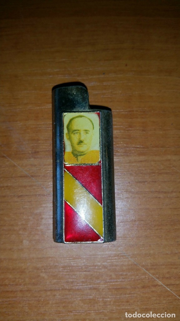 Military Antiques: FUNDA PARA ENCENDEDOR  EFIGIE FRANCO Y BANDERA ESPA&Ntilde;OLA. NO FUNCIONA. METALICA. PEQUE&Ntilde;O.