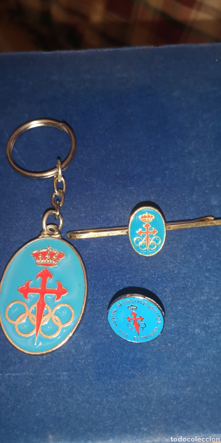 Military Antiques: Conjunto de llavero pisacorbatas y pin del centro militar Deportivo San Fernando