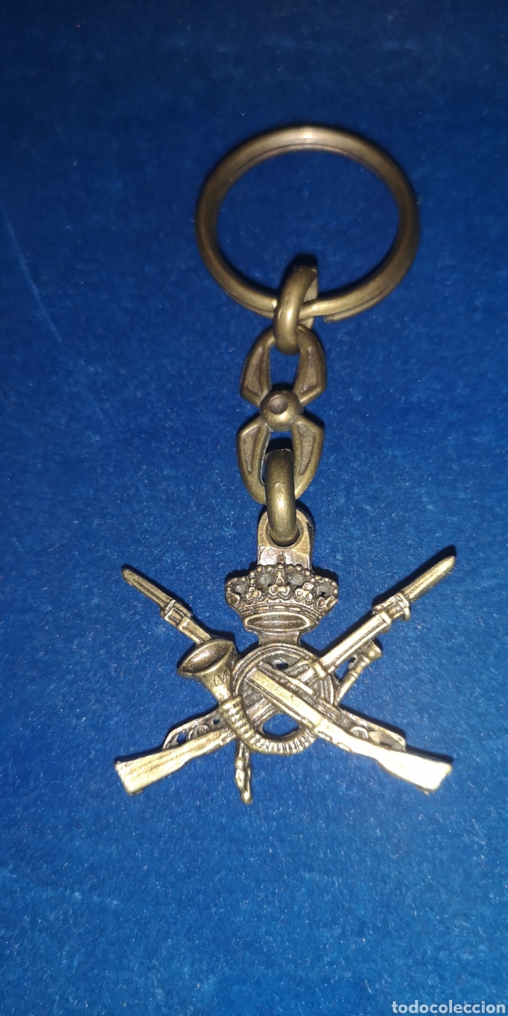 Military Antiques: Antiguo llavero con los distintivos de infanter&iacute;a