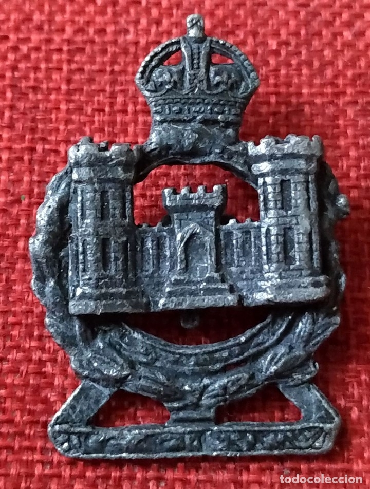 Militaria: Antigua insignia de gorra a expertizar  46 x 35 mm
