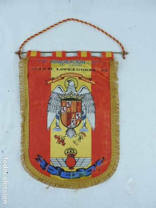 Military Antiques: BANDERIN DE LA CONMEMORACION DEL SOLDADO JUAN M. LOPEZ GONZALEZ 1981, AVIACION, MIDE 34 CMS. APROXIM