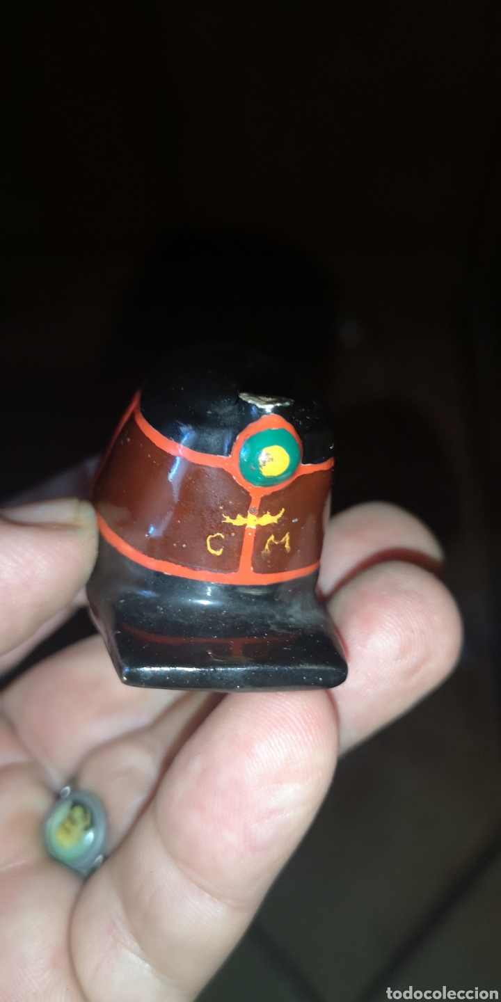 Military Antiques: Antigua miniatura realizada en cer&aacute;mica del gorro portugu&eacute;s probablemente de la Academia Militar