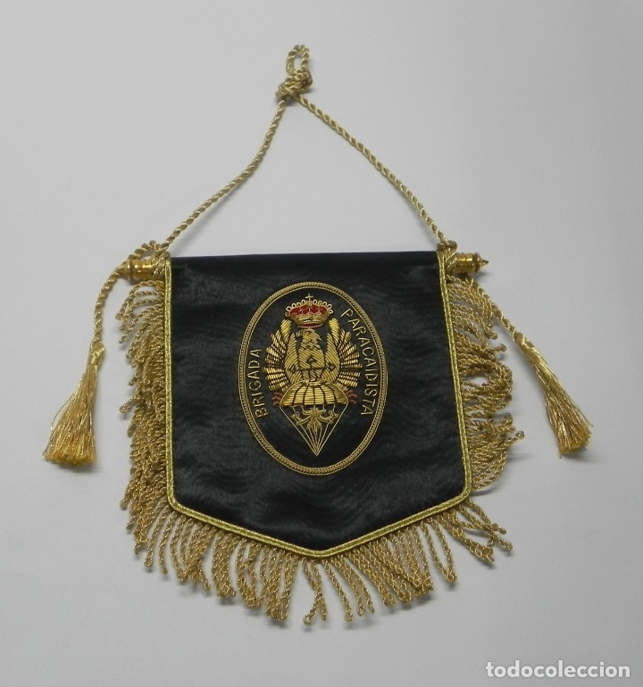 Military Antiques: Bander&iacute;n de la brigada paracaidista, bripac. Bordada en hilo de oro. Mide 13 x 12 cms.