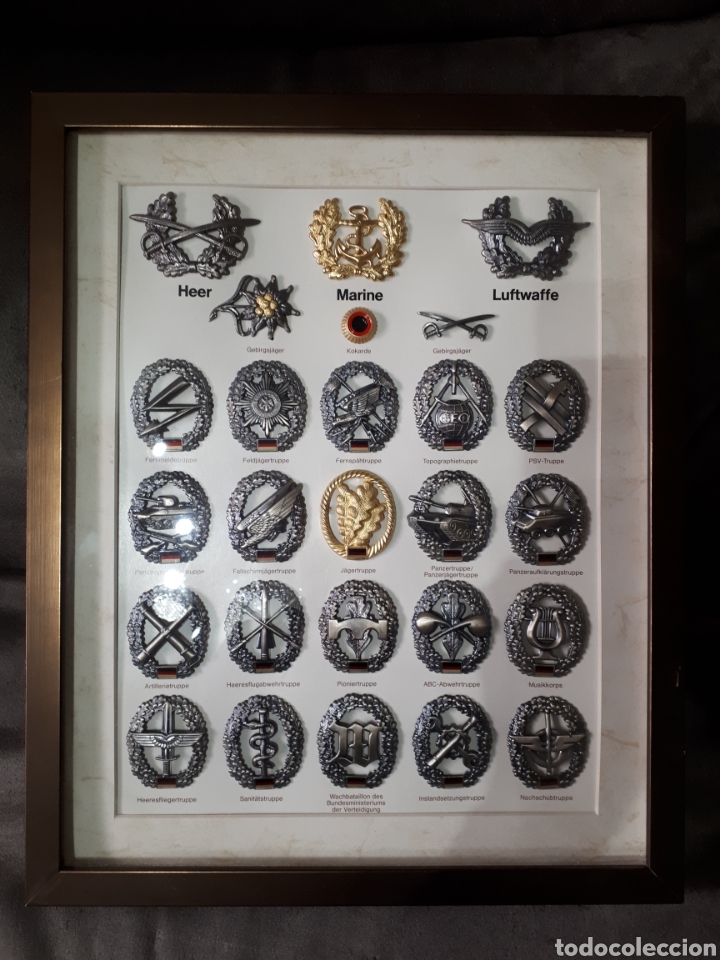 Military Antiques: Cuadro con insignias militares alemanas