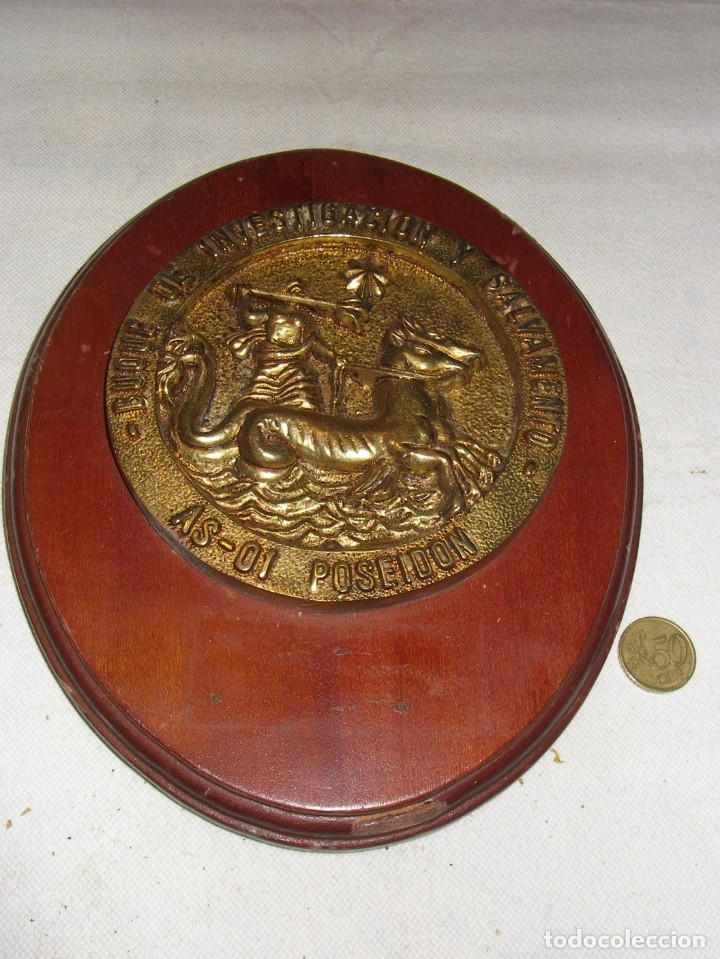 Military Antiques: Metopa del Buque de Investigaci&oacute;n y Salvamento AS-01 - POSEID&Oacute;N, madera y bronce, 25 x 20 cm