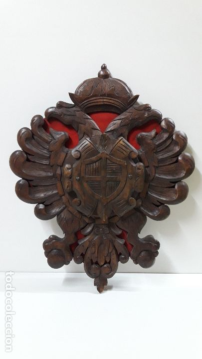 Militaria: PRECIOSA TALLA EN MADERA PARA LA COLOCACION DE ESPADAS . MEDIDA DE FRENTE 40 CM ALTO 49 CM