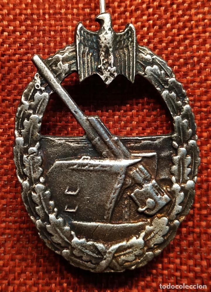 Military Antiques: Kriegsmarine. Antiaereos. Kriegsabzeichen f&uuml;r Marineartillerie. Medidas: 52 x 38 mm. Con marcaje.