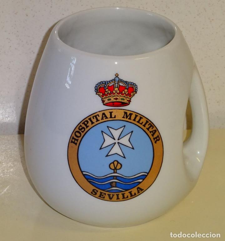 Militaria: JARRA MILITAR DE CER&Aacute;MICA. HOSPITAL MILITAR DE SEVILLA. 11 CM. 350GR